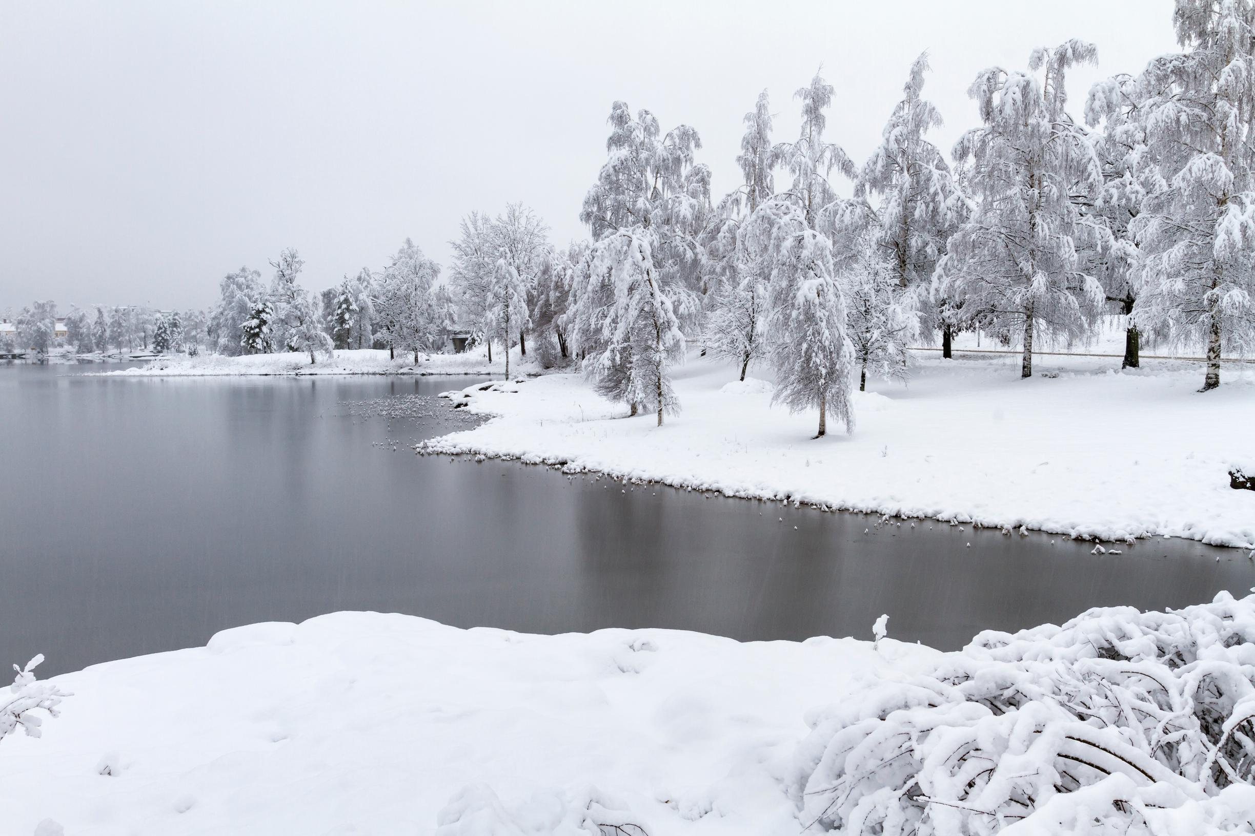 Kun ensilumi sataa järvien ollessa vielä auki, näkee valkoisen lumen ja tumman veden huikean vastakohtaisuuden.